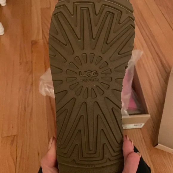 NWT UGG UGG
australla
W CLASSIC
SHORT
5825 W / MAG - Picture 7 of 8